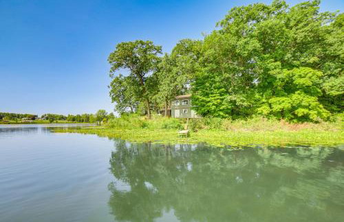 Private Island Home in Belding with Dock and Grill! - Foto 31