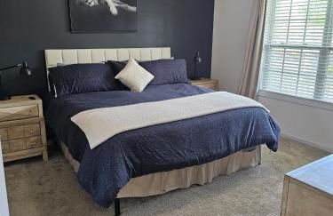 Cozy & Airy Retreat with Lots of Character - Foto 47