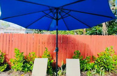 Modern Boho 3BR Duplex Escape with Pool & King Bed Near Beach - Foto 10