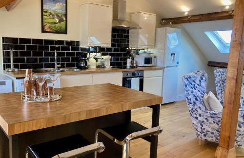 Windows over Stroud - 2BR Penthouse in Historic Building - Foto 4