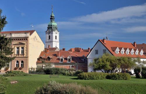 Riverside House with Pool and Hot Tub - Happy Rentals - Foto 39