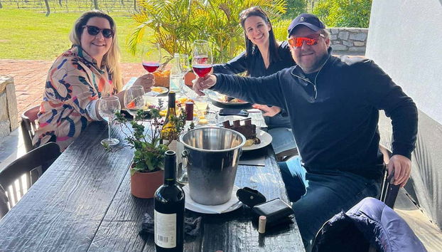 Disfrutando de la cata de vinos y quesos