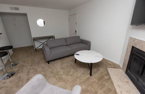 Wyndham 219 Modern 2br suite, Parking - Photo 9