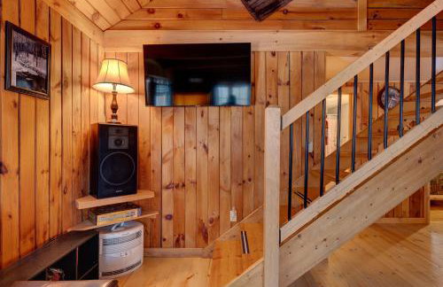 Secluded 2BR Cabin w Hot Tub, Pond, Trails, WiFi - Foto 23