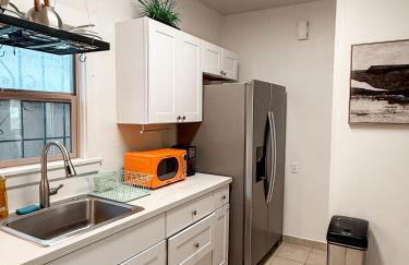 Bright, Modern & Artsy Space - Photo 9