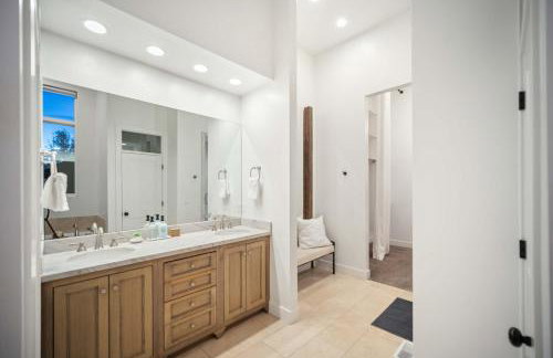 Luxe Family Retreat with Private Pickleball a Large Swim Spa indoor Movie Theatre 2 Outdoor Firepits a Home Gym and more - Foto 15