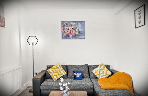 Elegant 3-bed apartment with FREE onsite PARKING in Enfield - Out door Patio - Big savings on Longer Stays - Photo 6