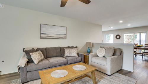 Sunny Oceanside Home with Patio, 5 Mi to Downtown! - Foto 5