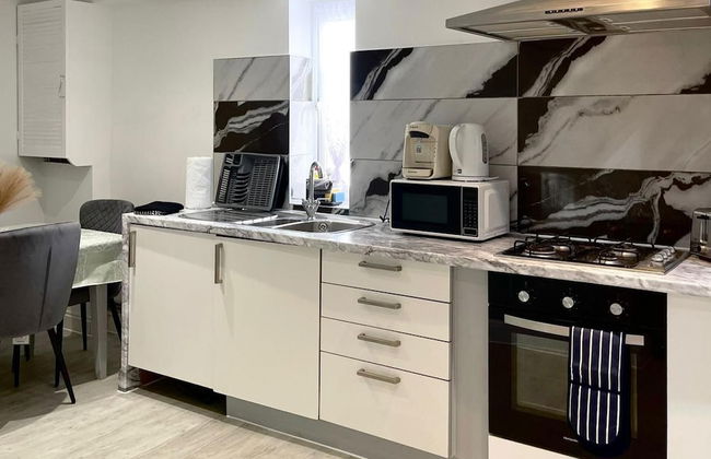 Apartment - Sleeps 4 - Parking - Wifi - Photo 5