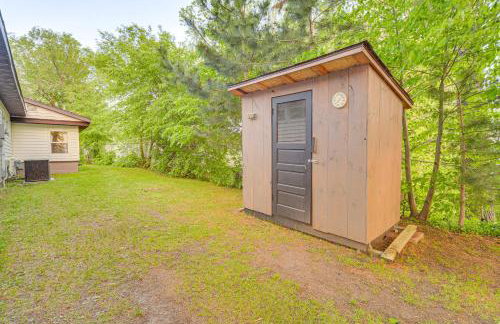 Lakefront Family Retreat with Private Dock! - Foto 37