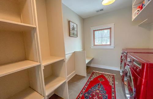 Stunning Luxury Ski-InSki-Out Home w Hot Tub - Foto 24