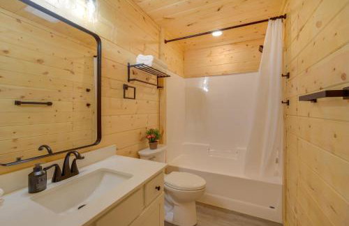 Fish, Swim, Play Voyagers Family Cabin with Yard - Foto 16