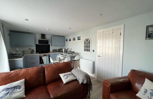 Orchard Lodge-Coastal Retreat, newly built hideaway with village views and private terrace - Foto 17