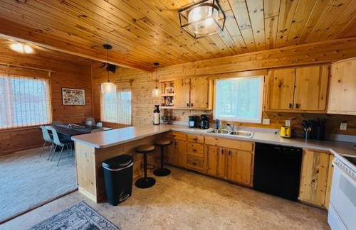 Gaylord Lakefront Cabin w Private Dock Fire Pit - Foto 5