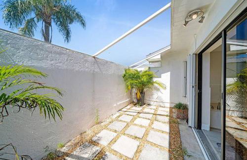 Waterfront Escape with Wild Owl Charm, Heated Pool & Pet-Friendly - Foto 13