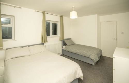 Dunstable 3-Bed House Sleeps 6 Driveway Parking Near Town Centre & Transport Links Close to Whipsnade Zoo Ideal for Families & Contractors - Photo 1