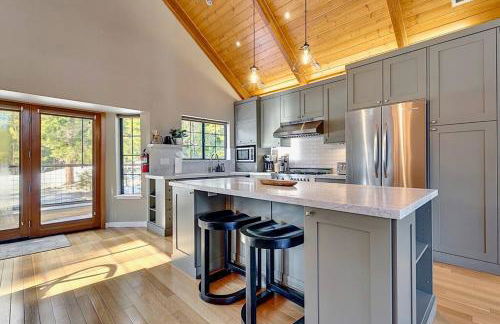 Private Ski, Lake & Golf Chalet! Walk to Lake - Foto 7