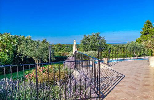 Villa Sterpazzi near Poreč with heated private pool, sea view, jacuzzi and sauna - Foto 7