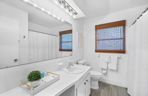 Venice Lakefront Pool Home - Photo 16