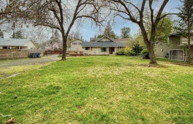 Medford Home and 2 Condos With Pool and Hot tub - Foto 11