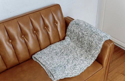 Serene Silver Lake 1 bedroom 1 bathroom Back house With Private Backyard - Photo 16