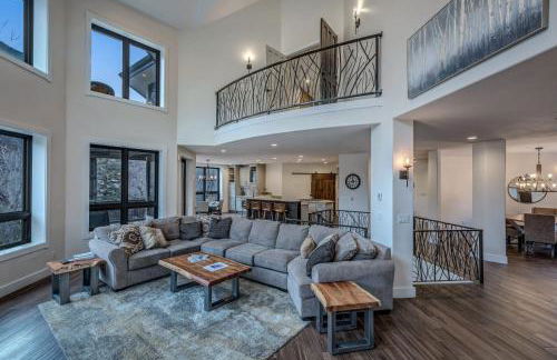 Cozy mountain home w riverfront patio - Foto 25