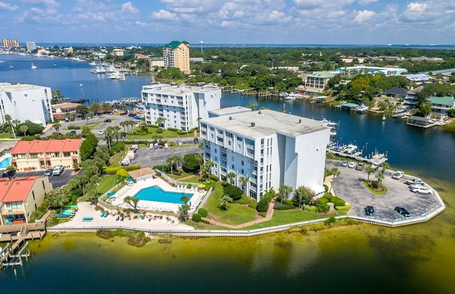 Cute 2 bedroom overlooking Harbor and Tennis Courts Condo by RedAwning - Foto 47