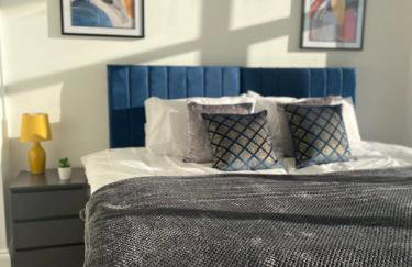 The Felix Apartments - 3 Bedrooms - FREE Parking - Close to train station - Photo 18