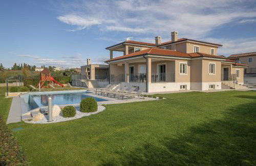 Villa Silvia for 10 people with infinity pool and large playground - Foto 1