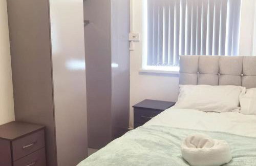 Lovely 3 Bed Ground Floor Apartment Near QE Hospital Harborne Birmingham New - Photo 23