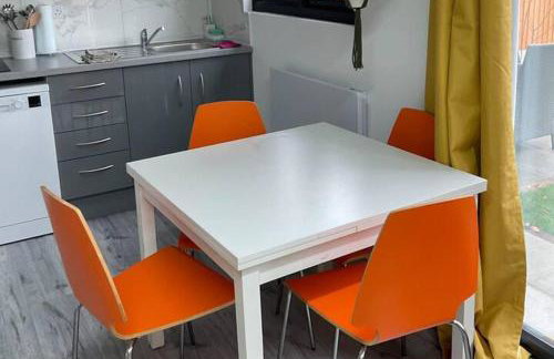 Studio - Sleeps 2 - Pet friendly - Parking - Photo 6