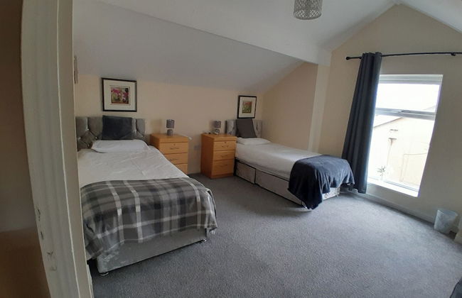 Blackpool - 2-beds - Sleeps 5 - Pet Friendly - Photo 3