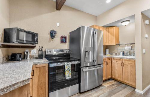 Charming Country Club Condo with Loft & Fireplace - Foto 6