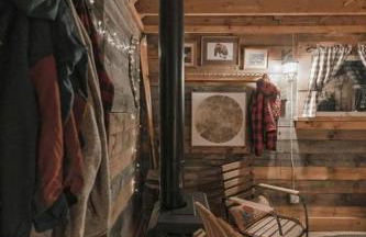 Cozy Log Cabin with an Indoor Fireplace Located on 70 Forested Acres in Leicester, Vermont - Foto 22