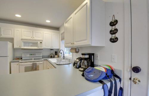 Central 4-Acre Cottage with Deck Walk to Bay! - Foto 8