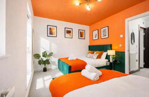 2 Bedroom House with 4 Beds, 3 Doubles & 1 Single - In Salford, 10 mins Uber from Manchester City Centre - Located in Salford close to Old Trafford, Manchester united, Trafford Park, Salford Quays & more! With Garden & Parking - By MAEVELA Manchester - Foto 12