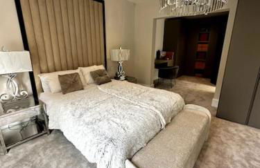 Luxury 4-bed home with club room - Photo 16