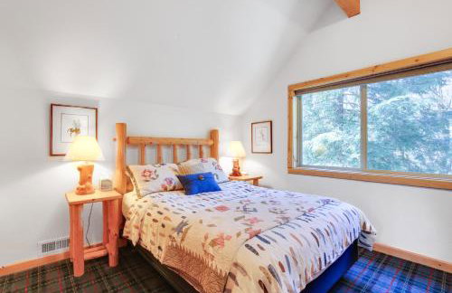 Peaceful Rhododendron Cabin with Fire Pit and Hot Tub! - Foto 16