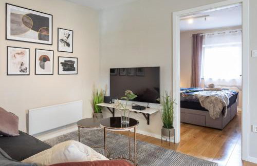 Stylish Urban Oasis - Design 2BR Apartment with Parking - Photo 10
