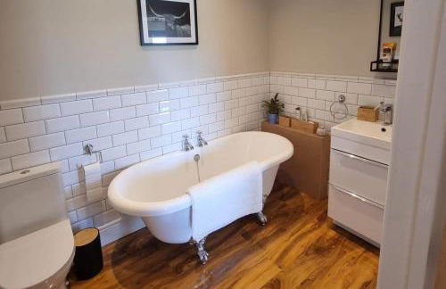 4Bed Lodge Sleeps8-Pet Friendly-Hot Tub-Log Burner - Foto 9