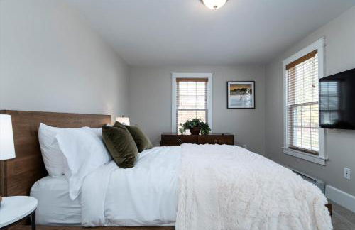 Updated Family-sized Home in Heart of Rutland, Near Slopes, EV Level 2, Hot Tub - Photo 23