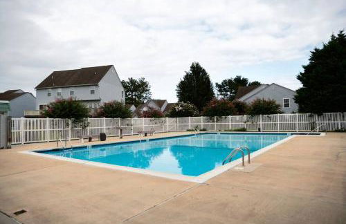 Stylish 2BR Condo Near Beach, Large Pool & Patio, Pet Friendly - Foto 50