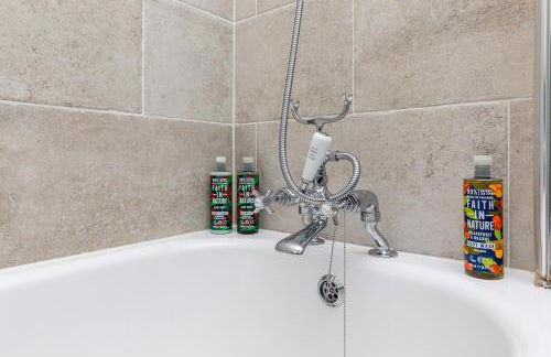 Lower Barn House at Westerlands Farm Sleeps 11 - Foto 16