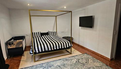 Apartment in big house with private pool & large outdoor space - Photo 4