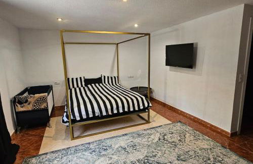 Apartment in big house with private pool & large outdoor space - Photo 4