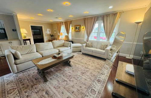 Bright Home for Family and Groups with Patio - Foto 32