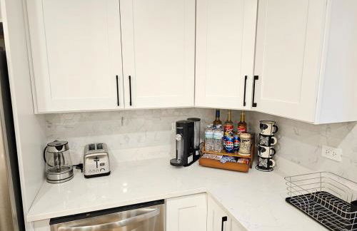 Luxury 4BR near Six Flags & Naval Base - Foto 34