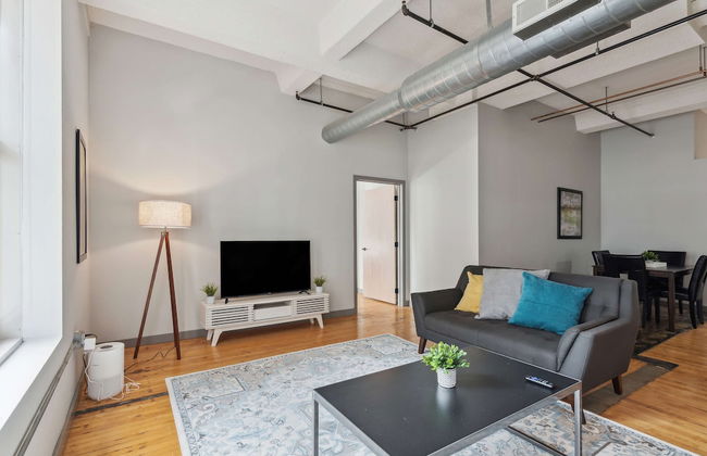 Spacious 2BR Downtown Retreat - Photo 29