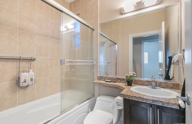 Bright 2 BR Private Suite by Elevate Rooms - Photo 16