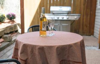 Quiet Creekside Walk to Downtown - Foto 25